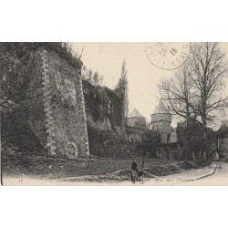 35 FOUGERES. Mur des Chouans petite animation 1915 tampon escadron du train...