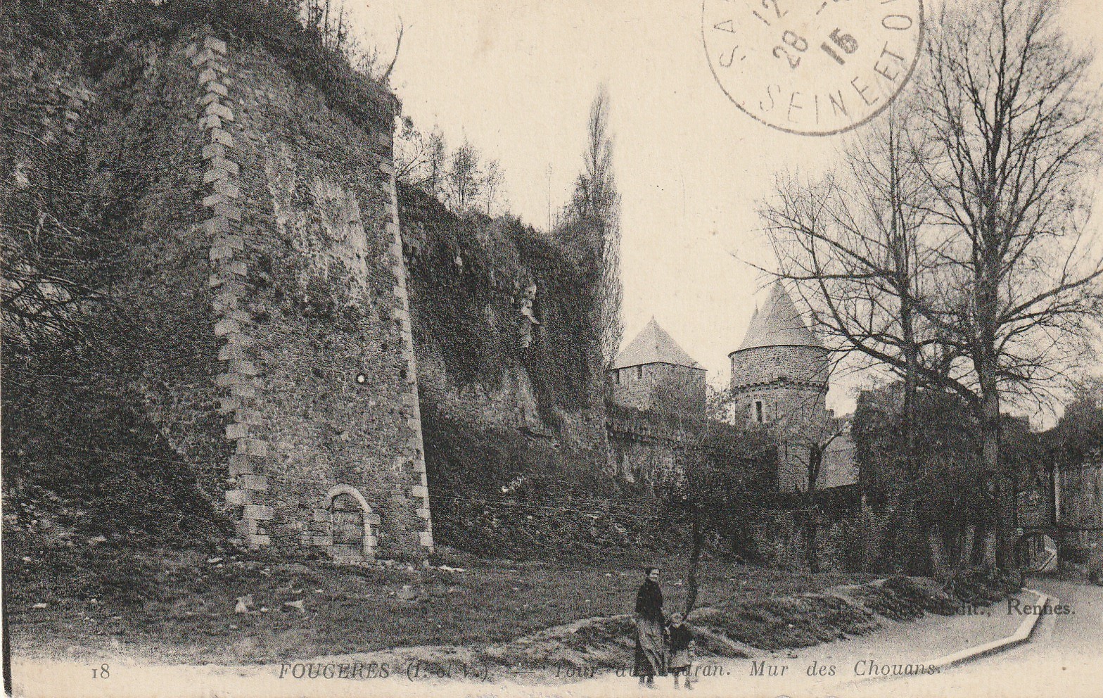 35 FOUGERES. Mur des Chouans petite animation 1915 tampon escadron du train...