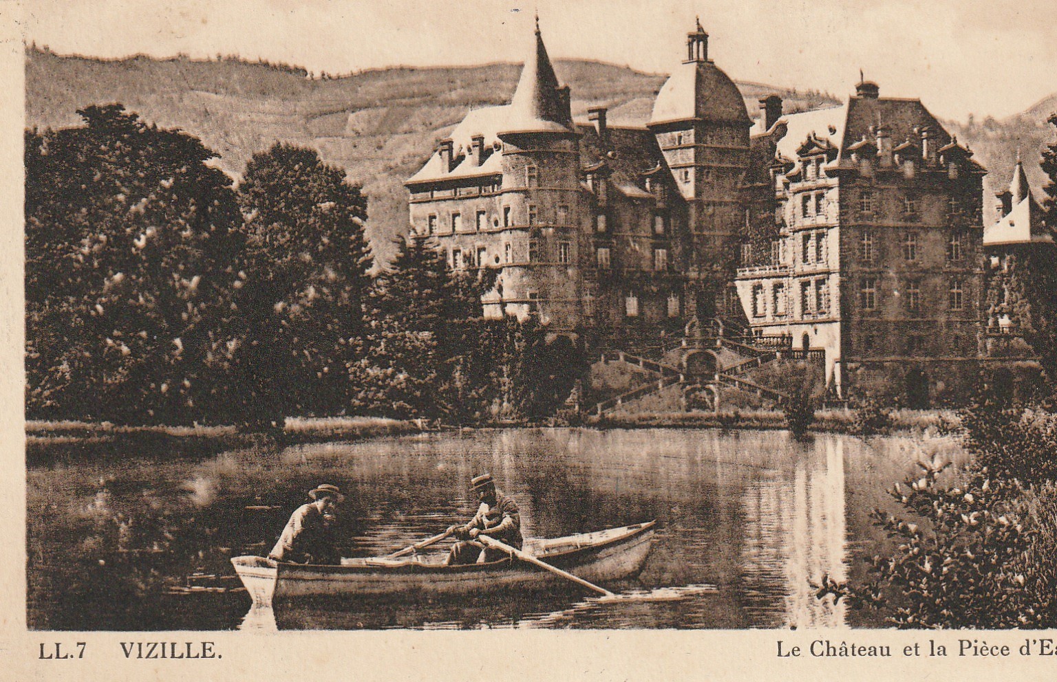  38 VIZILLE. Le Château et Pièce d'Eau
