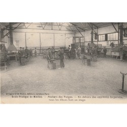 03 MOULINS. Ecole Pratique. Ateliers des Forges. Apprentis forgerons