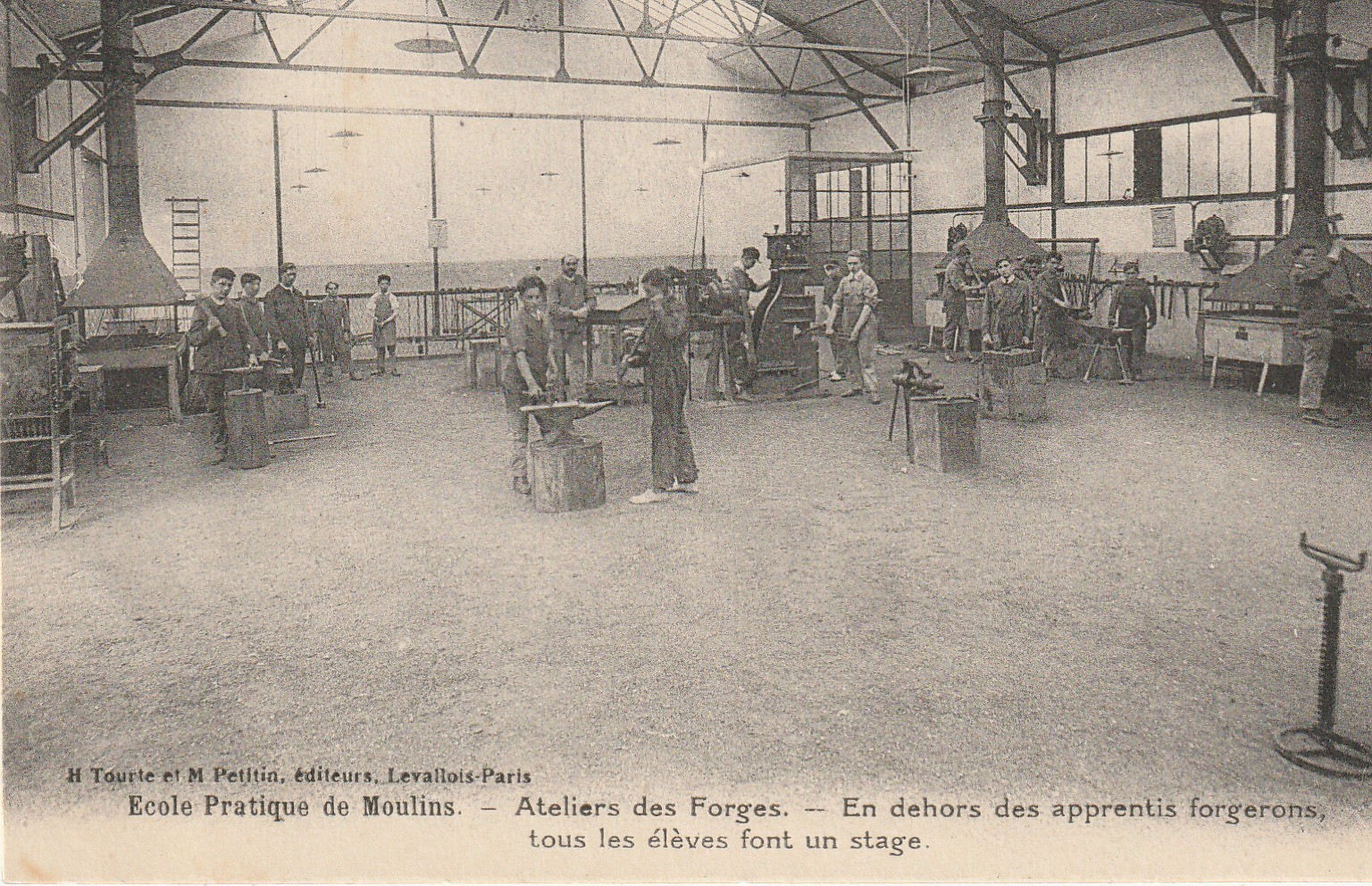 03 MOULINS. Ecole Pratique. Ateliers des Forges. Apprentis forgerons