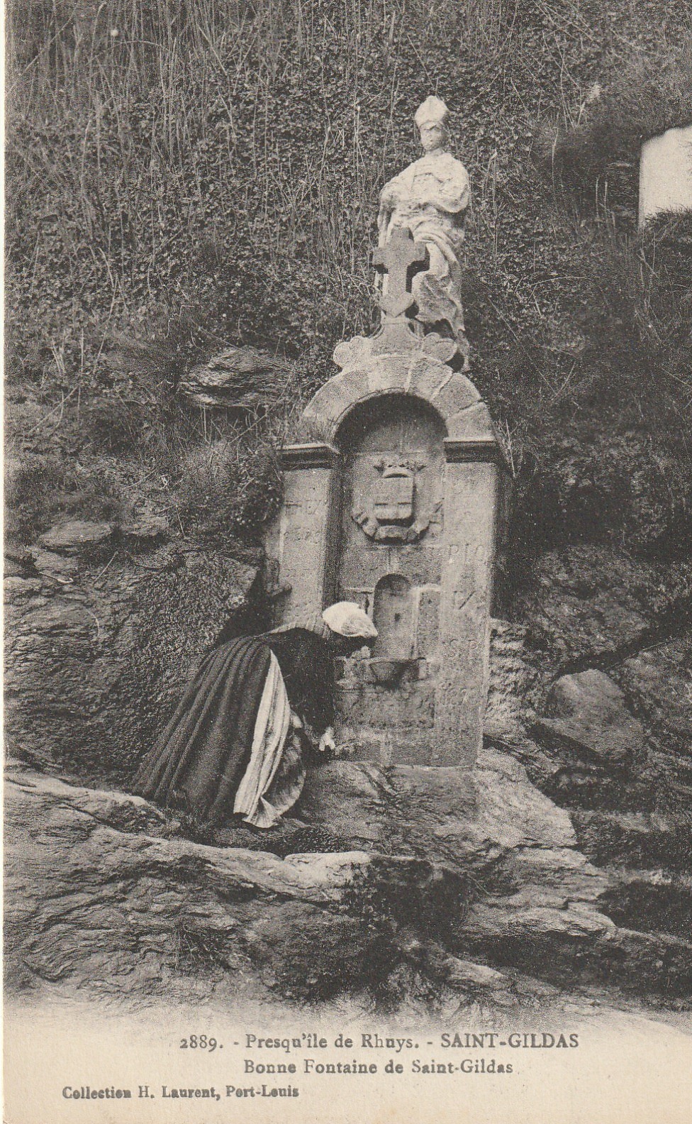 56 SAINT-GILDAS. Bonne Fontaine avec lavandière 1917