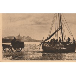 29 ROSCOFF. Les Goémonniers pêcheurs sur bateau 1933