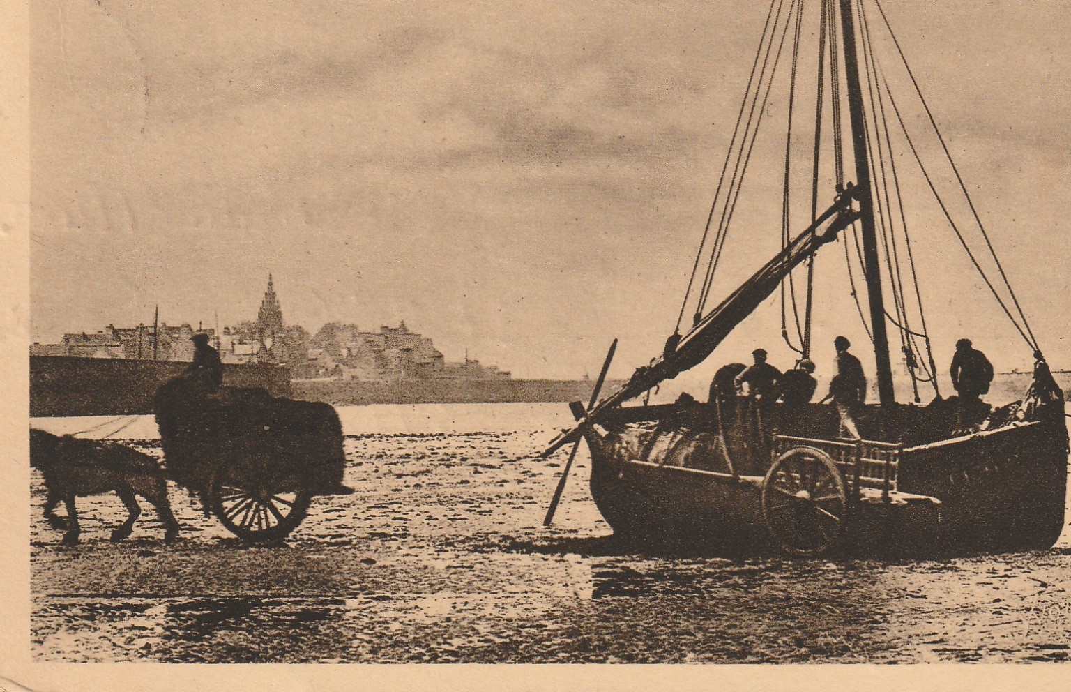 29 ROSCOFF. Les Goémonniers pêcheurs sur bateau 1933