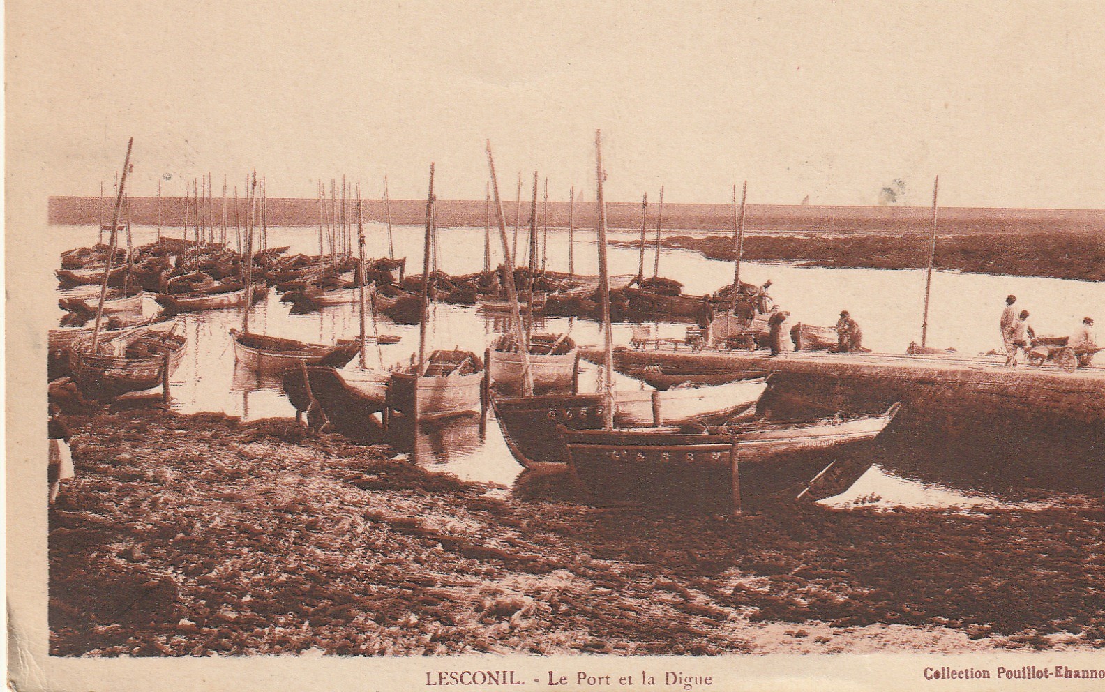 29 LESCONIL. La Digue et nombreuses barques de Pêcheurs dans le Port 1935