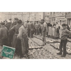 76 LE TREPORT. Marchands pour la vente de poisson à la Criée 1911