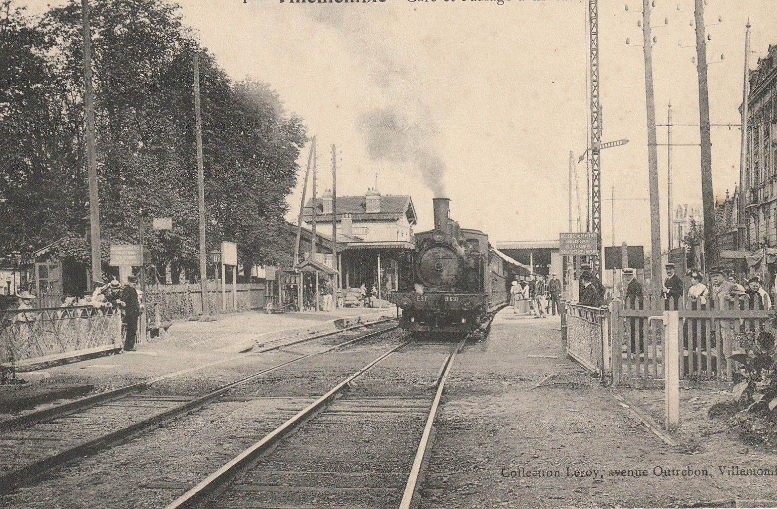 93 VILLEMOMBLE. Gare et Passage à niveau d'un train et sa locomotive à vapeur