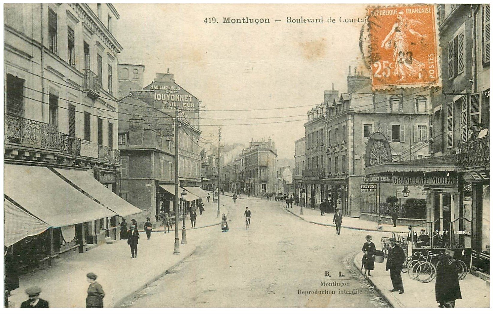 carte postale ancienne 03 MONTLUCON. Boulevard Courtais 1923. Gand Café Moderne. Panneau Singer au loin