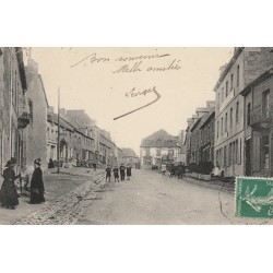 22 MERDRIGNAC. La rue de la Poste bien animée 1913