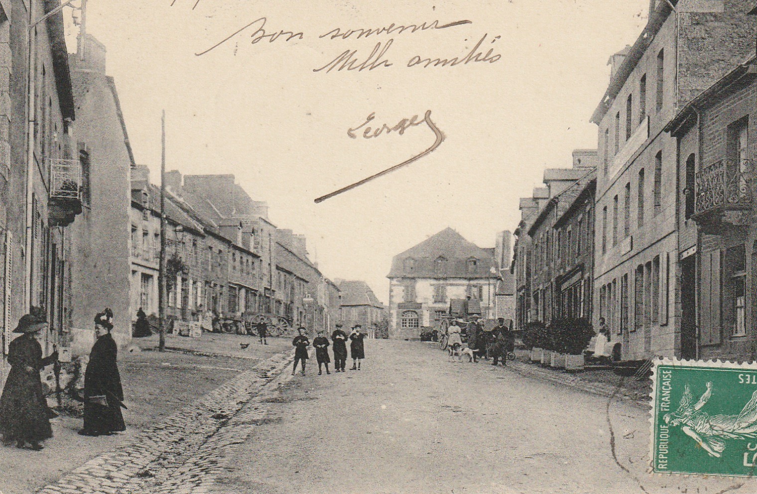 22 MERDRIGNAC. La rue de la Poste bien animée 1913