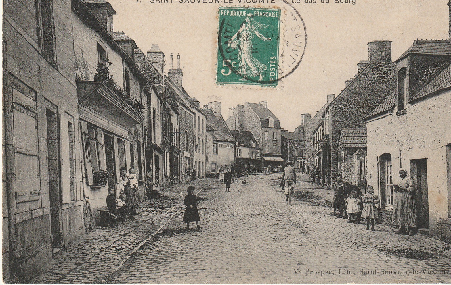 50 SAINT-SAUVEUR-LE-VICOMTE. Le bas du Bourg