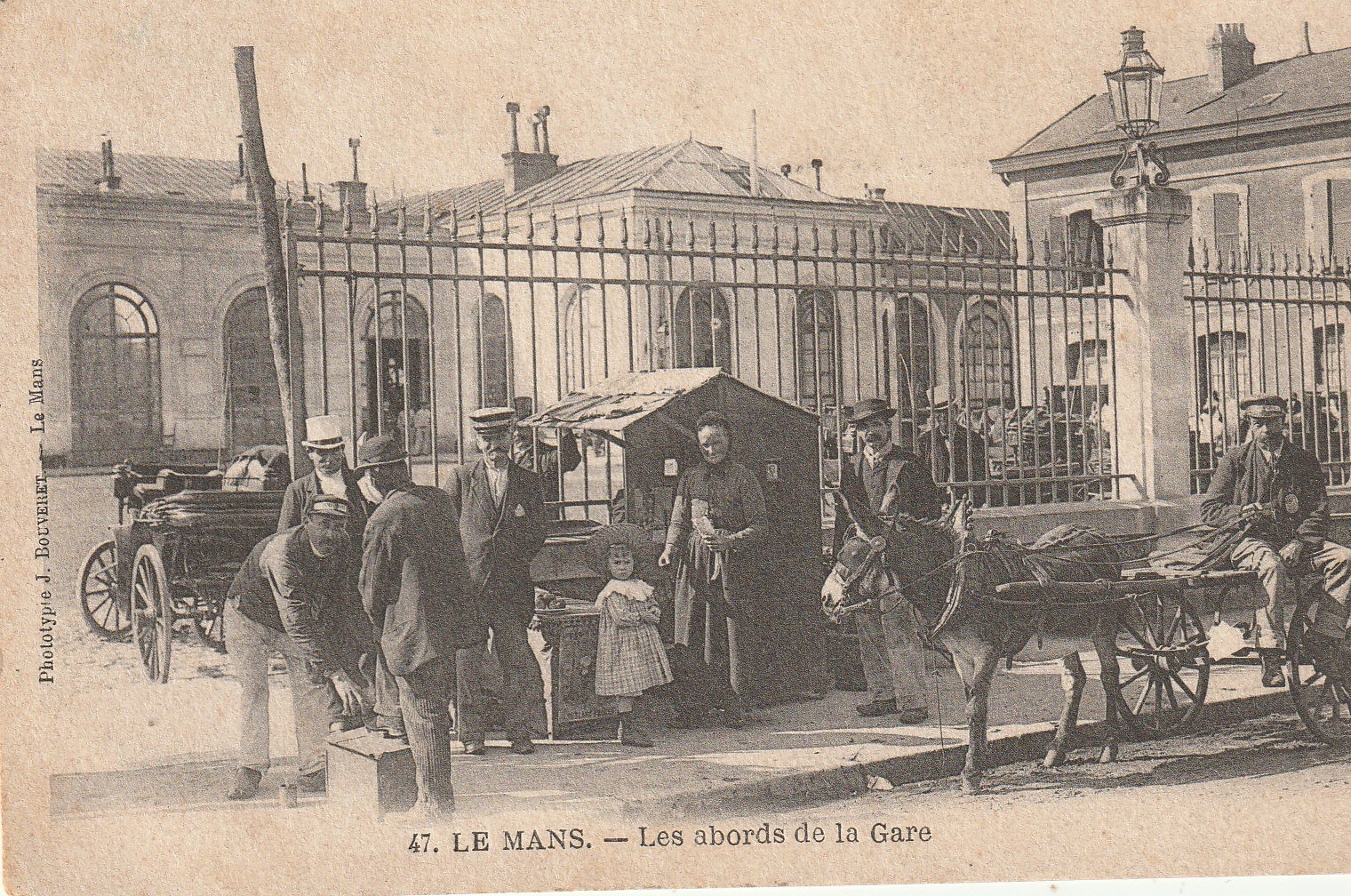 72 LE MANS. Cireur de chaussures et Porteur attelage âne aux abords de la Gare 1903
