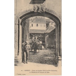 74 ANNECY. Porte ancien Hôtel de Mme Charmoisy avec attelage