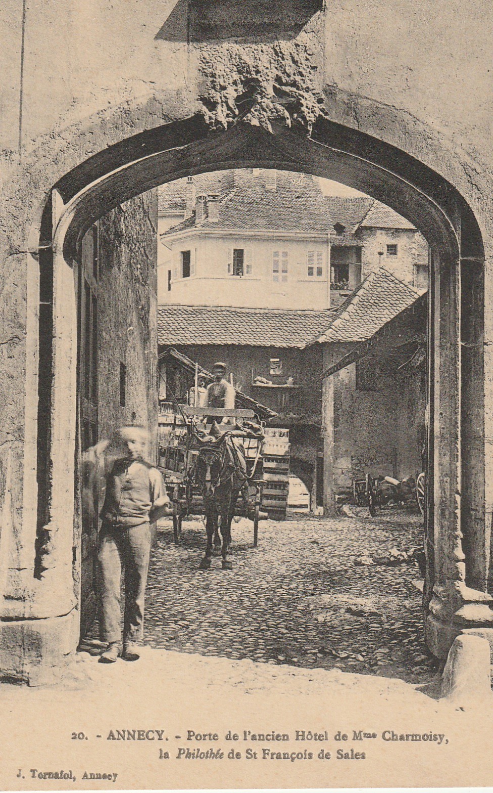 74 ANNECY. Porte ancien Hôtel de Mme Charmoisy avec attelage
