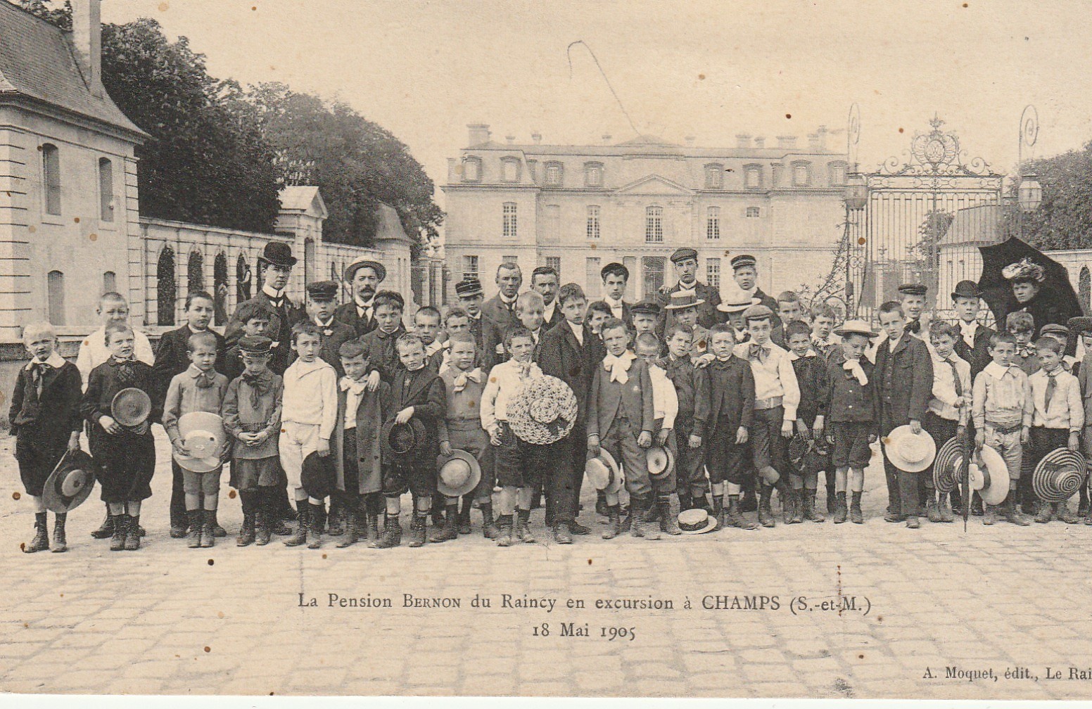 77 CHAMPS. La Pension Bernon du Raincy en excursion 1905