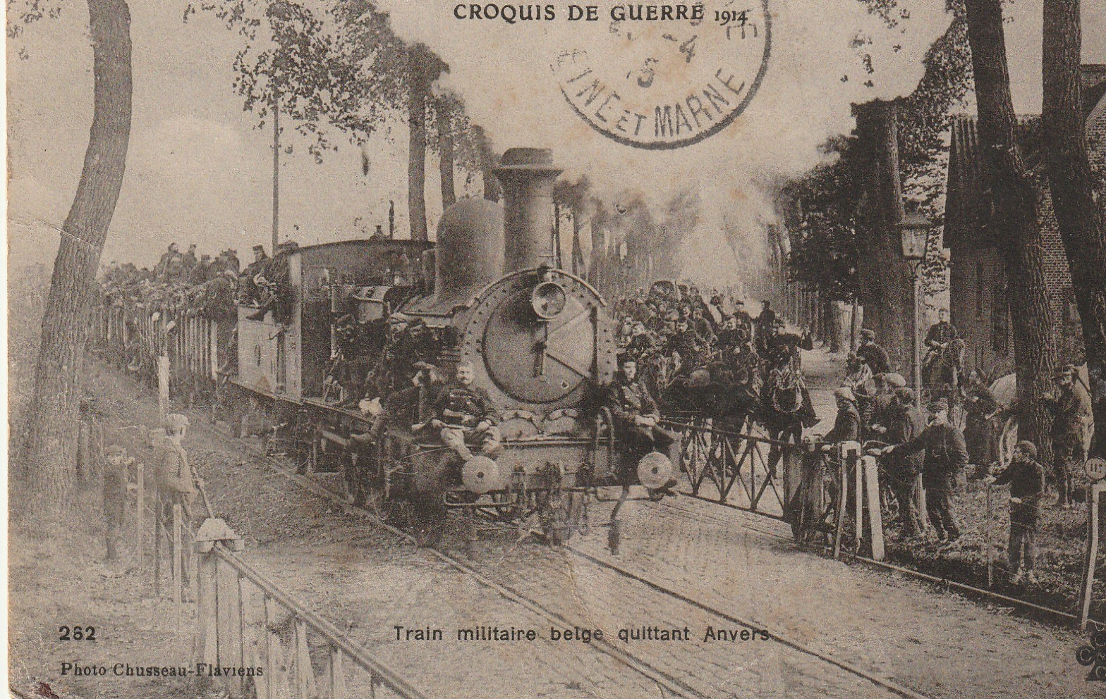 Belgique. Train militaire belge quittant Anvers et cavaliers au Passage à niveau 1915