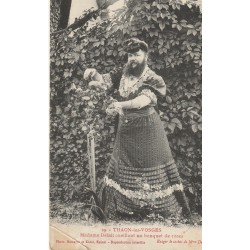 88 THAON-LES-VOSGES. Madame Delait cueillant un bouquet de Roses 1908