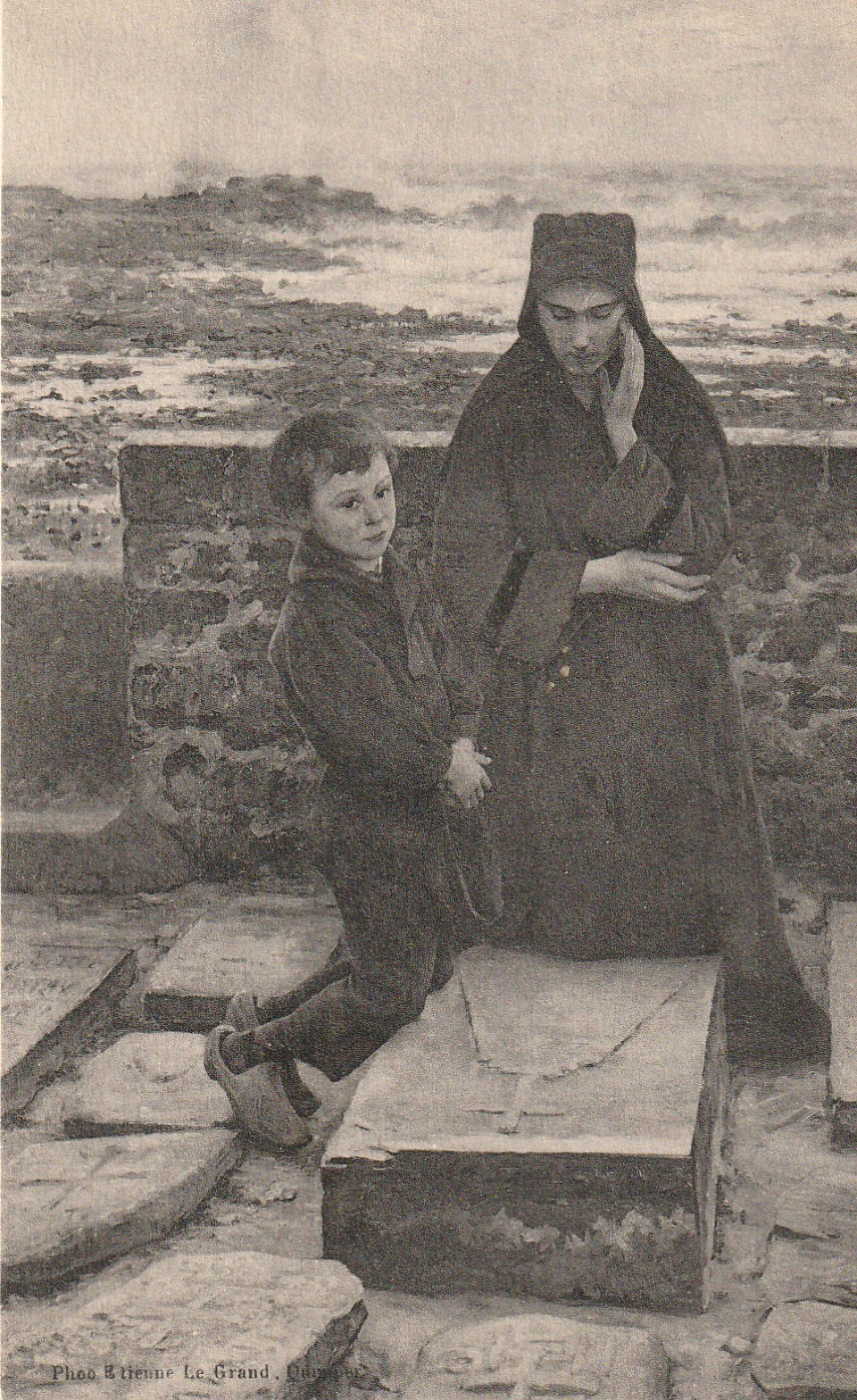 29 RENOUL. La Veuve de l'Île de Sein sur la Tombe de son mari