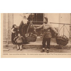 CHINE. Un brave coolie apporte au Jenn T'se T'ang deux petites jumelles