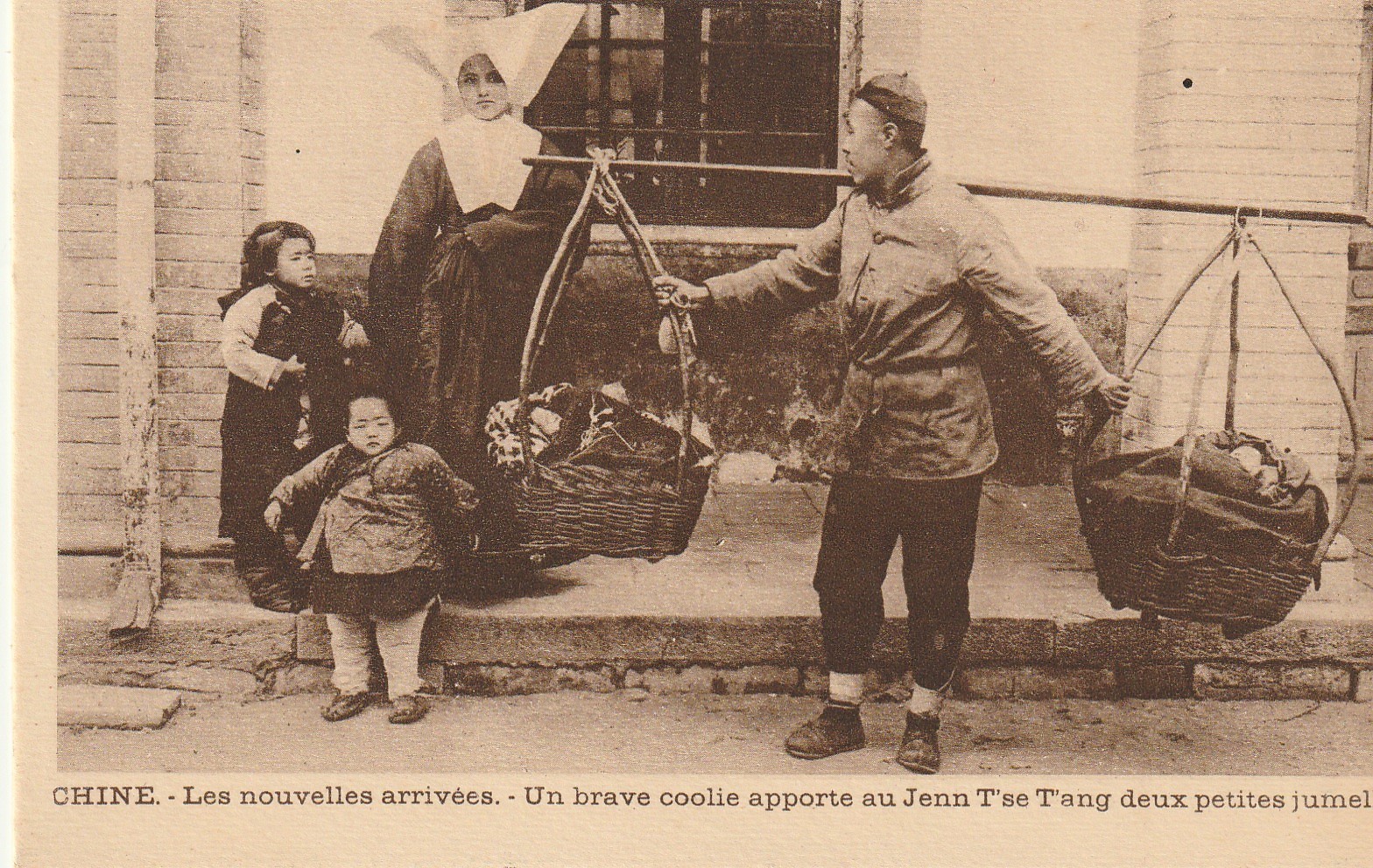 CHINE. Un brave coolie apporte au Jenn T'se T'ang deux petites jumelles