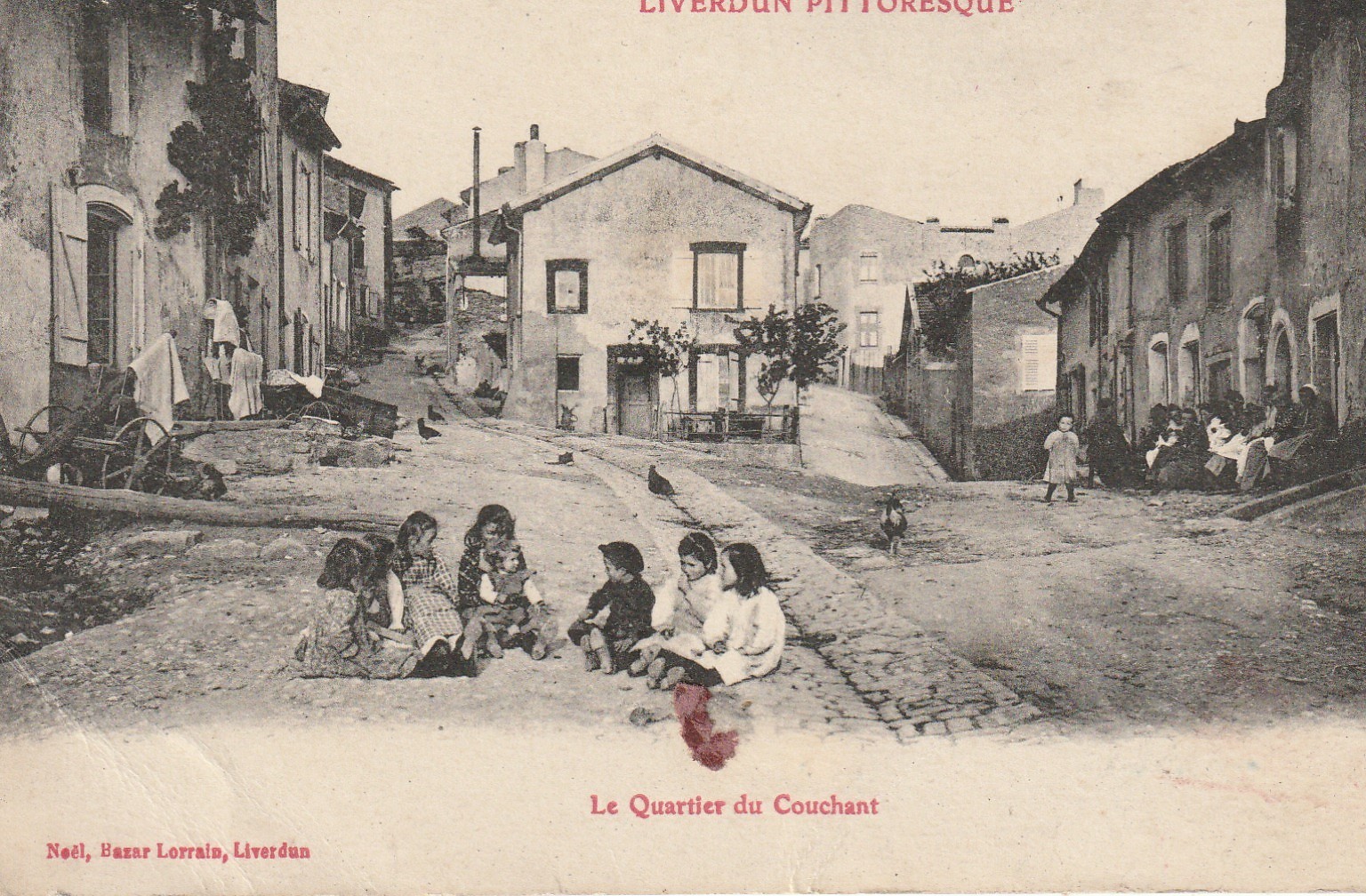 54 LIVERDUN. Enfants jouant dans le Quartier du Couchant