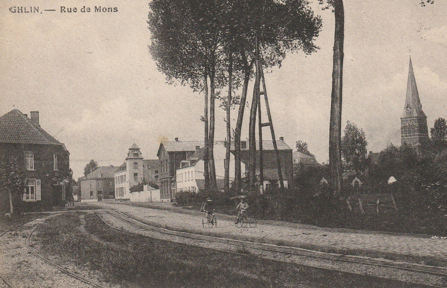 Belgique GHLIN. Rue Mons avec enfants sur tricycle...