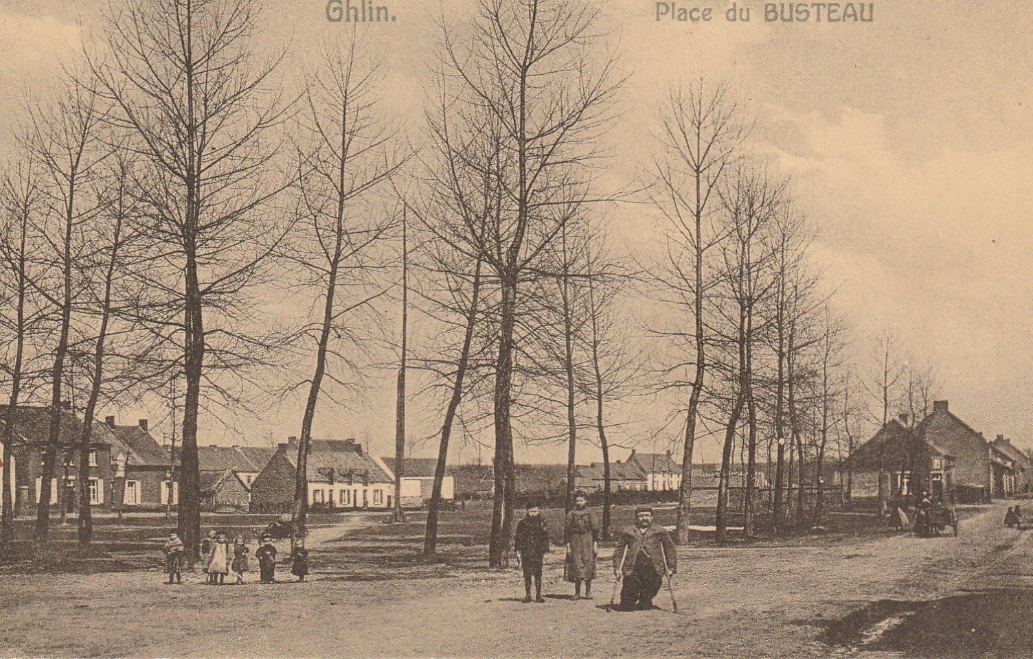 Belgique GHLIN. Place du Busteau avec enfants et un mutilé 1908