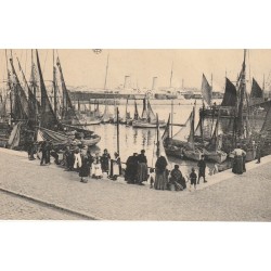 Belgique OSTENDE. De Visschershaven bateaux de Pêcheurs au Port