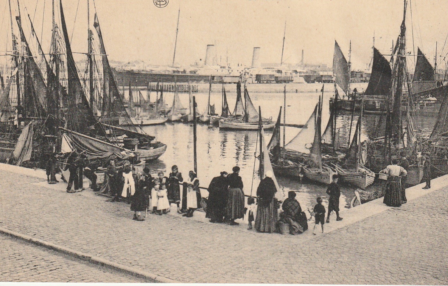 Belgique OSTENDE. De Visschershaven bateaux de Pêcheurs au Port