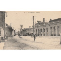 59 FEIGNIES. La Gare avec cycliste, voiture et attelages