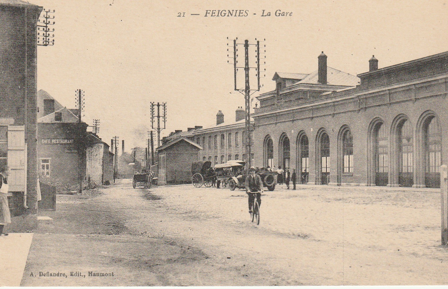 59 FEIGNIES. La Gare avec cycliste, voiture et attelages