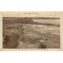 carte postale ancienne 22 HILLION. Pointe et Rocher de Billermont 1933. Enfants et château de sable et landau