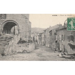 43 AUZON. Place de l'Eglise avec contadine