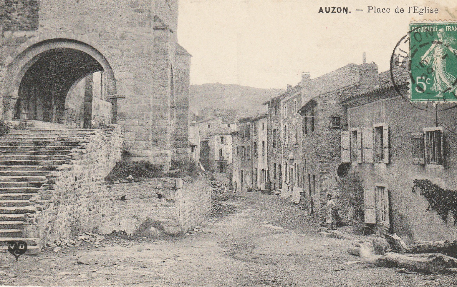 43 AUZON. Place de l'Eglise avec contadine