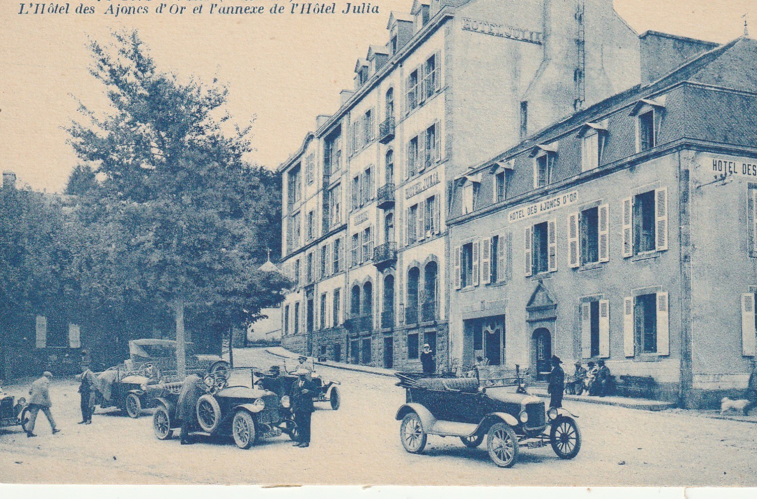 29 PONT-AVEN. Voitures anciennes devant Hôtel des Ajoncs d'Or et annexe Hôtel Julia