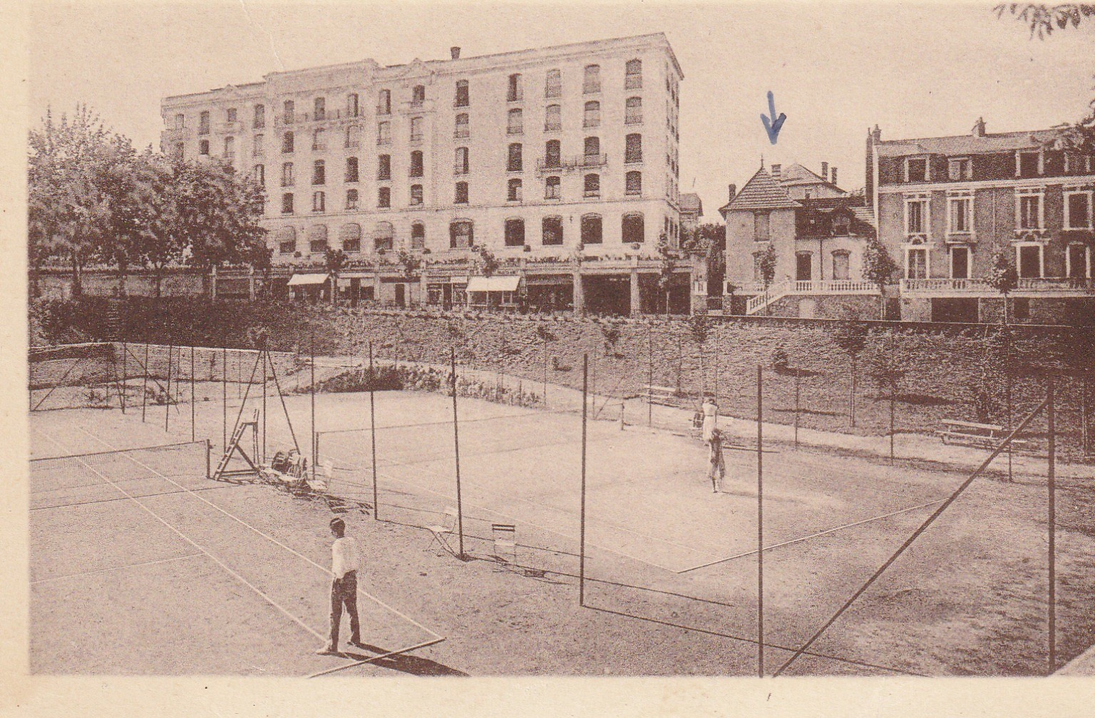 03 NERIS-LES-BAINS. Le Grand Hôtel et le Tennis et la Villa Jeanne d'Arc