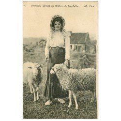 carte postale ancienne 22 ILE DE BREHAT. Bréhatine gardant ses Moutons de Pré-Salés