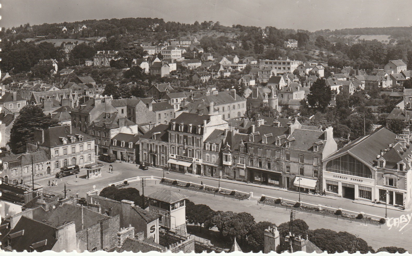 Photo cpsm petit format 35 REDON. Place de la République et Colline de Beaumont 1955