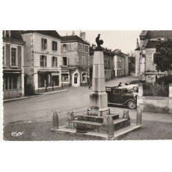 Photo cpsm petit format 24 CUBJAC. Pharmacie sur la Place et le Monument 1957