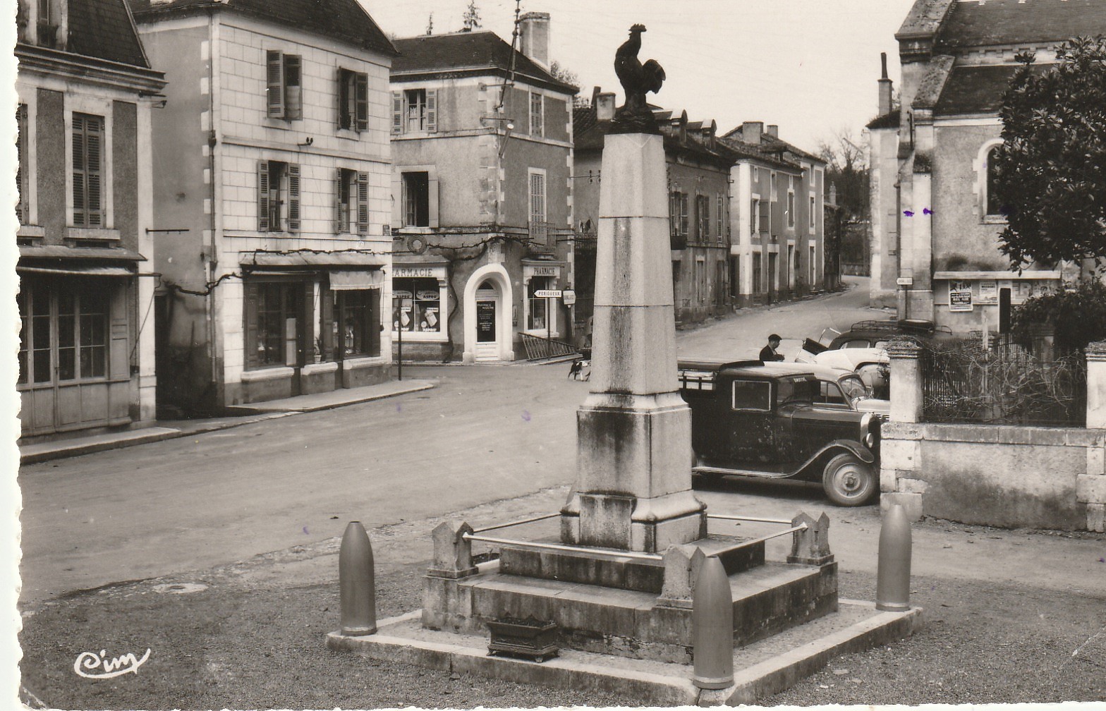 Photo cpsm petit format 24 CUBJAC. Pharmacie sur la Place et le Monument 1957