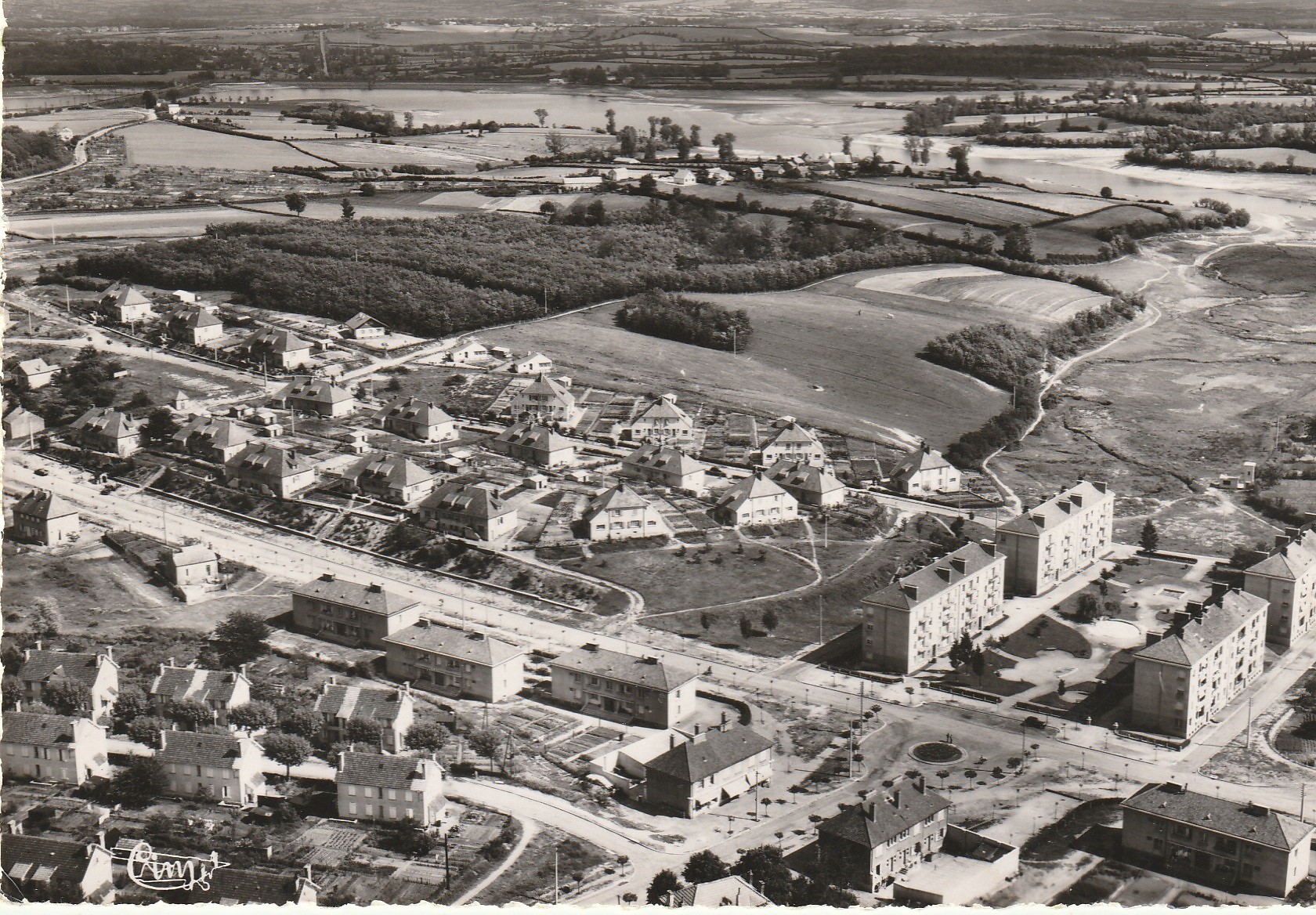 Photo Cpsm grand format 71 LE CREUSOT. Vue aérienne Blocs Cité Etat 1955