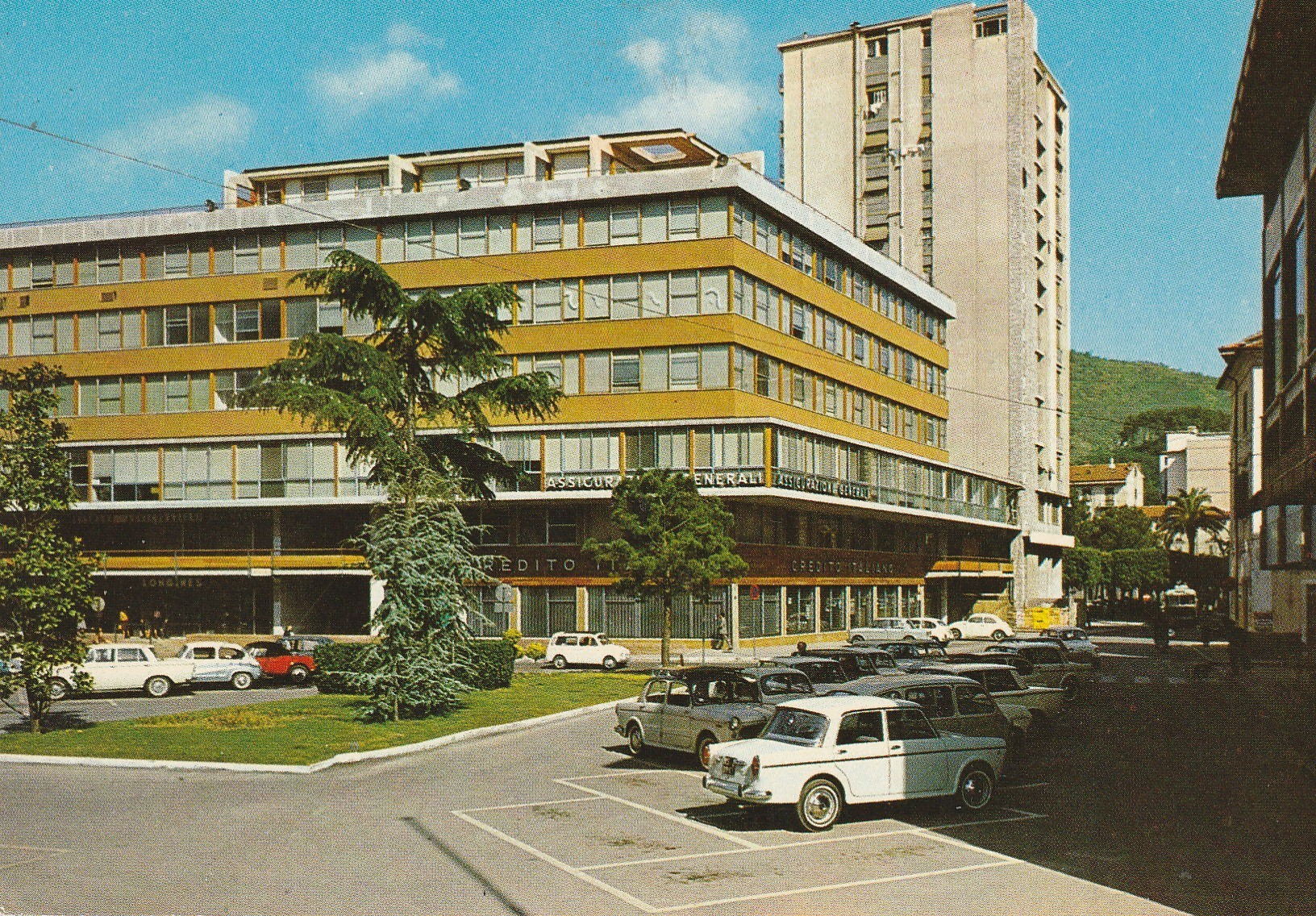 Photo Cpsm grand format CARRARA. Piazza 2 Giugno con Fiat 500 1970