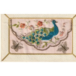 FANTAISIE. Carte brodée fil de soie sur voile. Paon multicolore