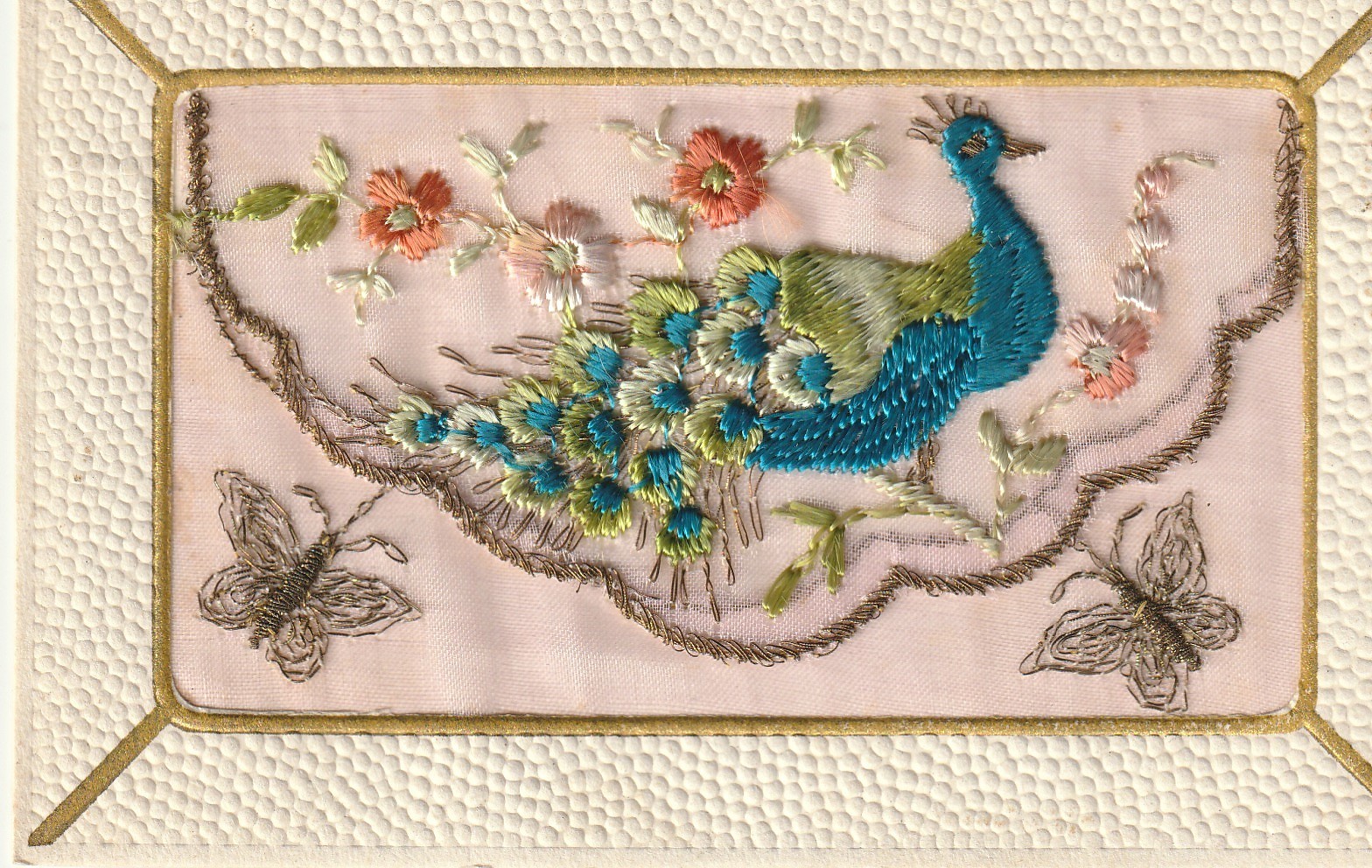 FANTAISIE. Carte brodée fil de soie sur voile. Paon multicolore