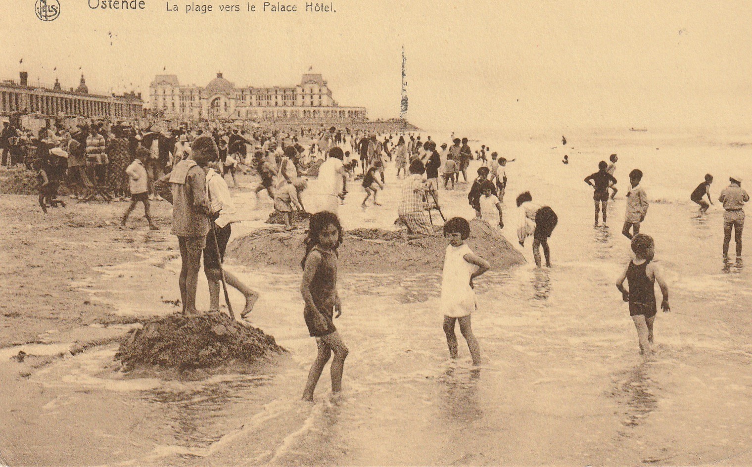 OSTENDE. Grosse animation sur la Plage vers le Palace Hôtel 1933