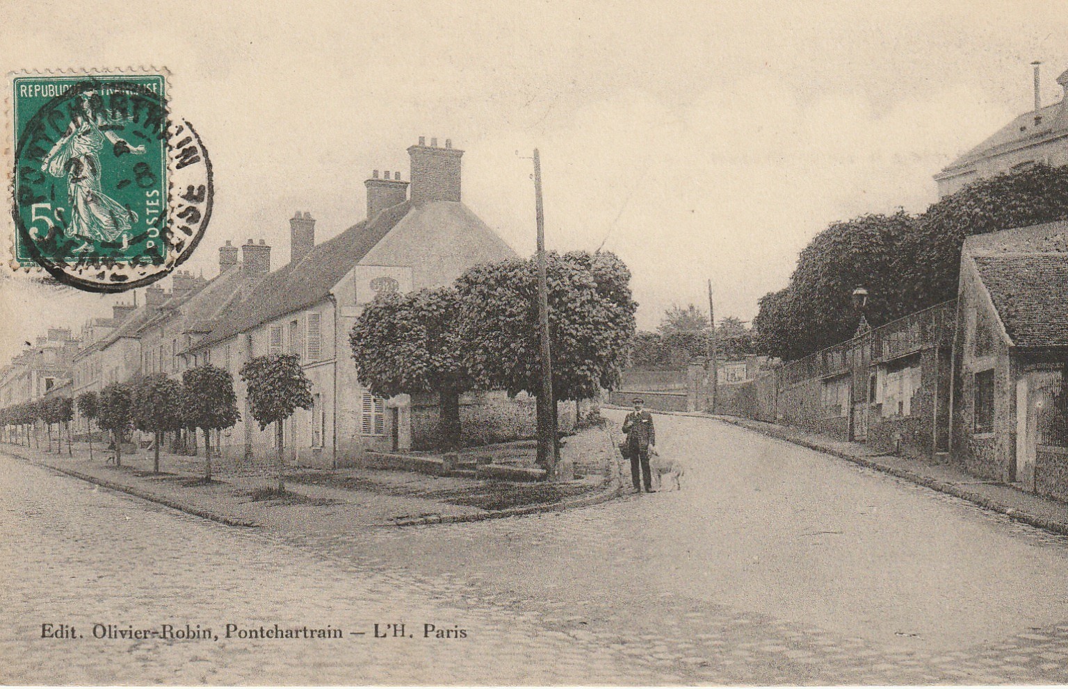 Rare 78 PONTCHARTRAIN. Promeneur et son chien Place de la Mairie 1911