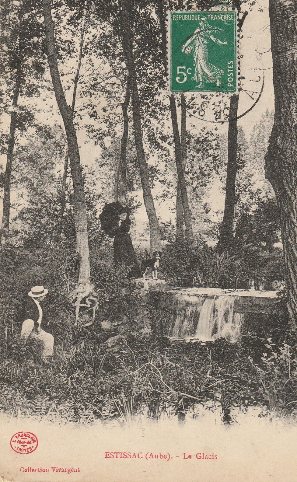 10 ESTISSAC. Le Glacis couple avec chien vers 1911...