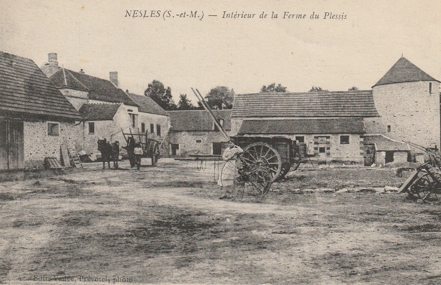 77 ROZOY EN BRIE NESLES. Intérieur de la Ferme du Plessis attelage et paysans