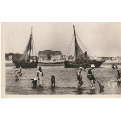 Photo Cpsm petit format 44 LA BAULE. Barques de pêche et pêcheurs de crevettes 1947
