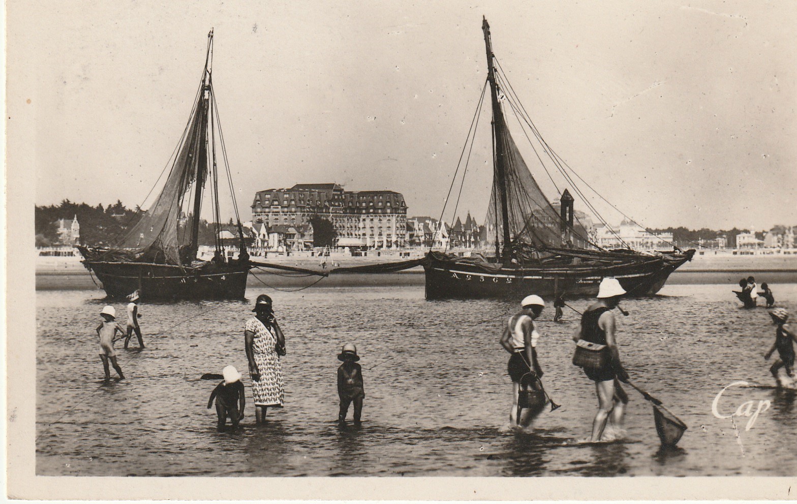 Photo Cpsm petit format 44 LA BAULE. Barques de pêche et pêcheurs de crevettes 1947